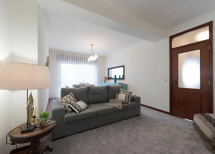 Lovelystay - Newly Decorated 2Br Flat With Free Parking