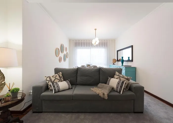 Lovelystay - Newly Decorated 2Br Flat With Free Parking
